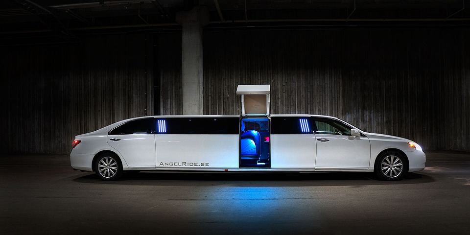 Voiture de luxe : la limousine a la cote auprès des voyageurs à Cannes